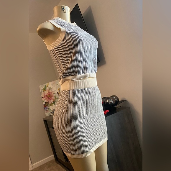 Cream & Blues - Picture 1 of 4